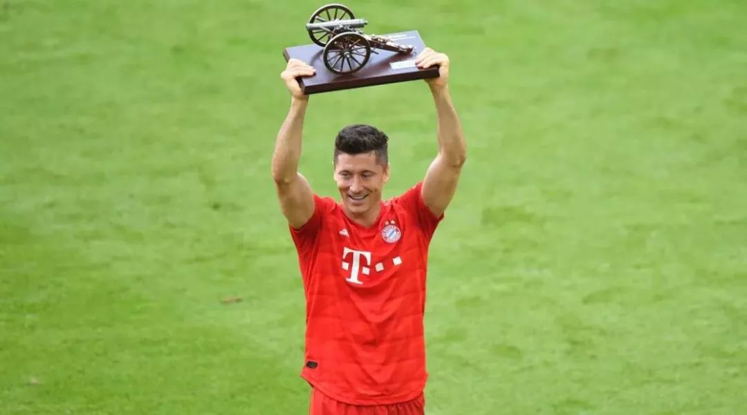  莱万多夫斯基蝉联德甲金靴三度获奖  