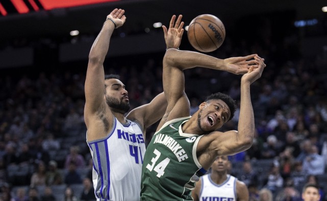  萨博尼斯统治篮板争夺战，国王双杀勇士抢占附加赛席位