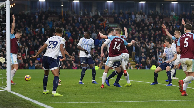  库杜斯梅开二度西汉姆联主场大胜伯恩利